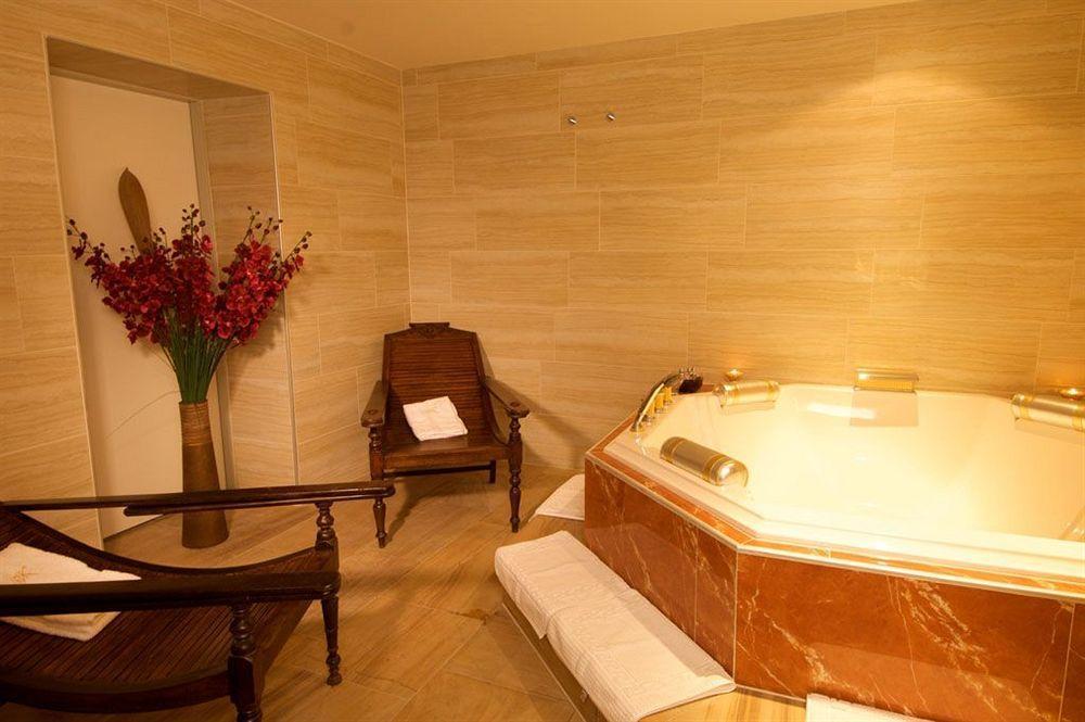 Schlosshotel Burghaus Kronenburg Dahlem  Tiện nghi bức ảnh