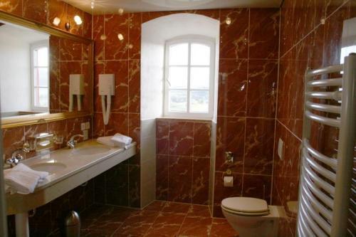 Schlosshotel Burghaus Kronenburg Dahlem  Phòng bức ảnh
